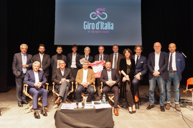Campioni del ciclismo a Bra per dare il benvenuto al “Giro”