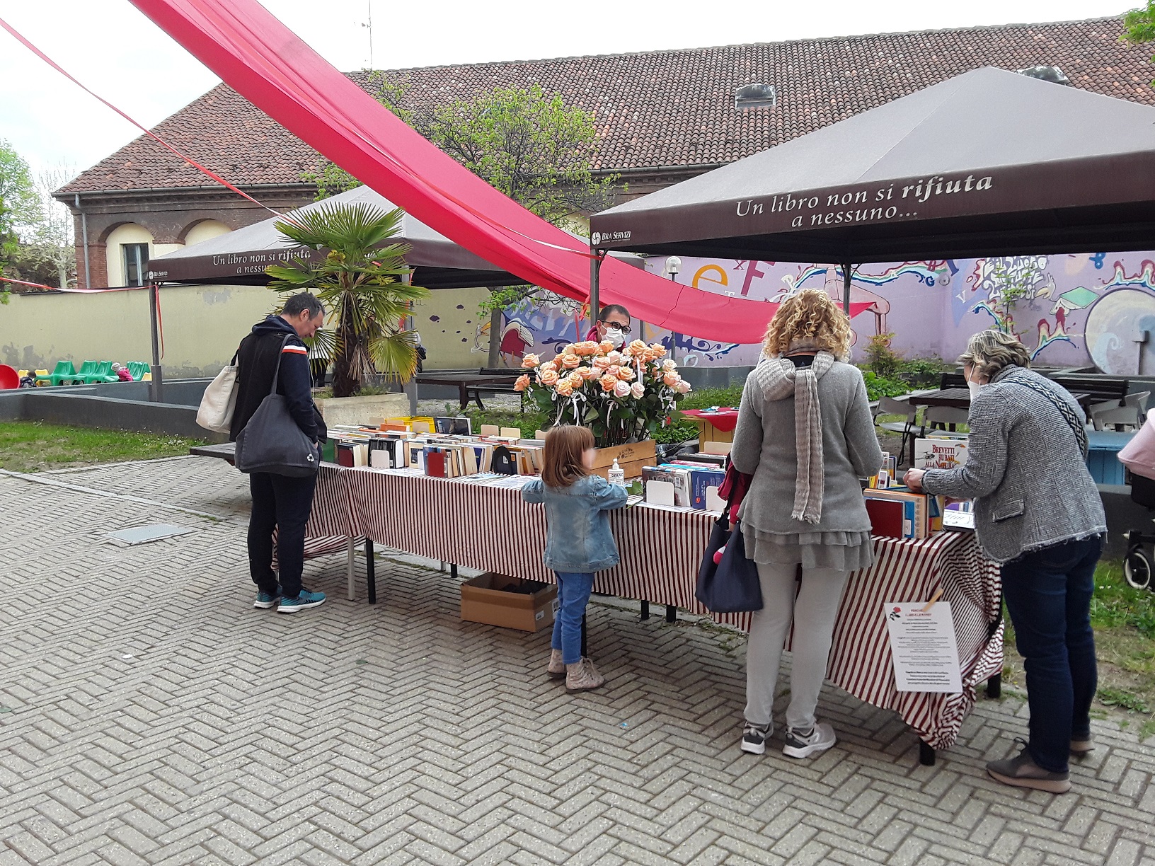 Alla biblioteca torna il connubio solidale tra “I libri e le rose"