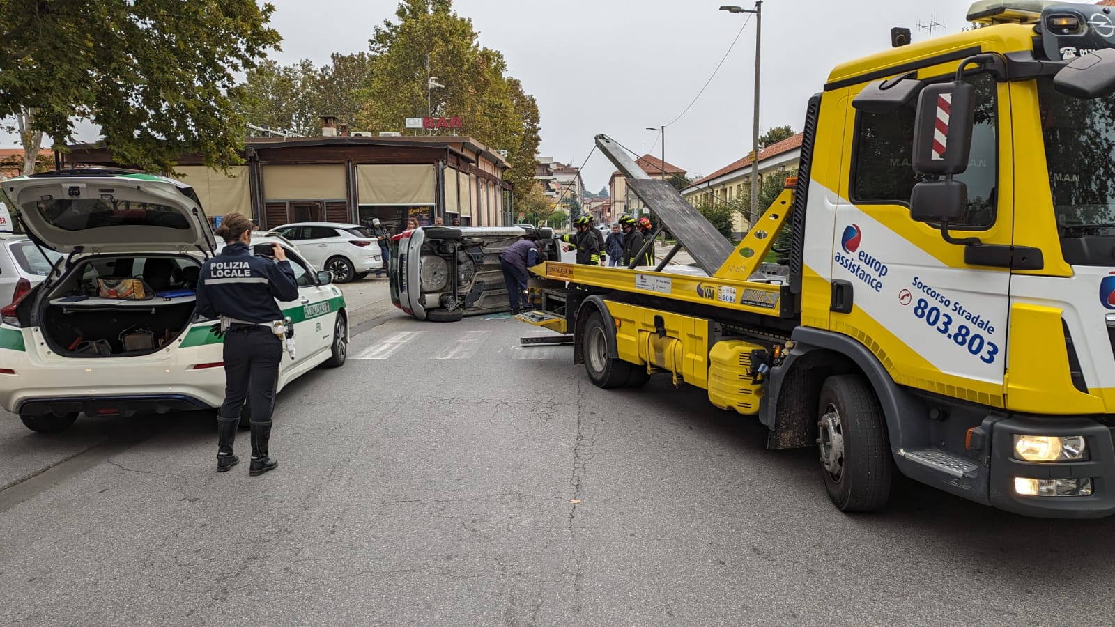 Auto si ribalta in piazza Giolitti