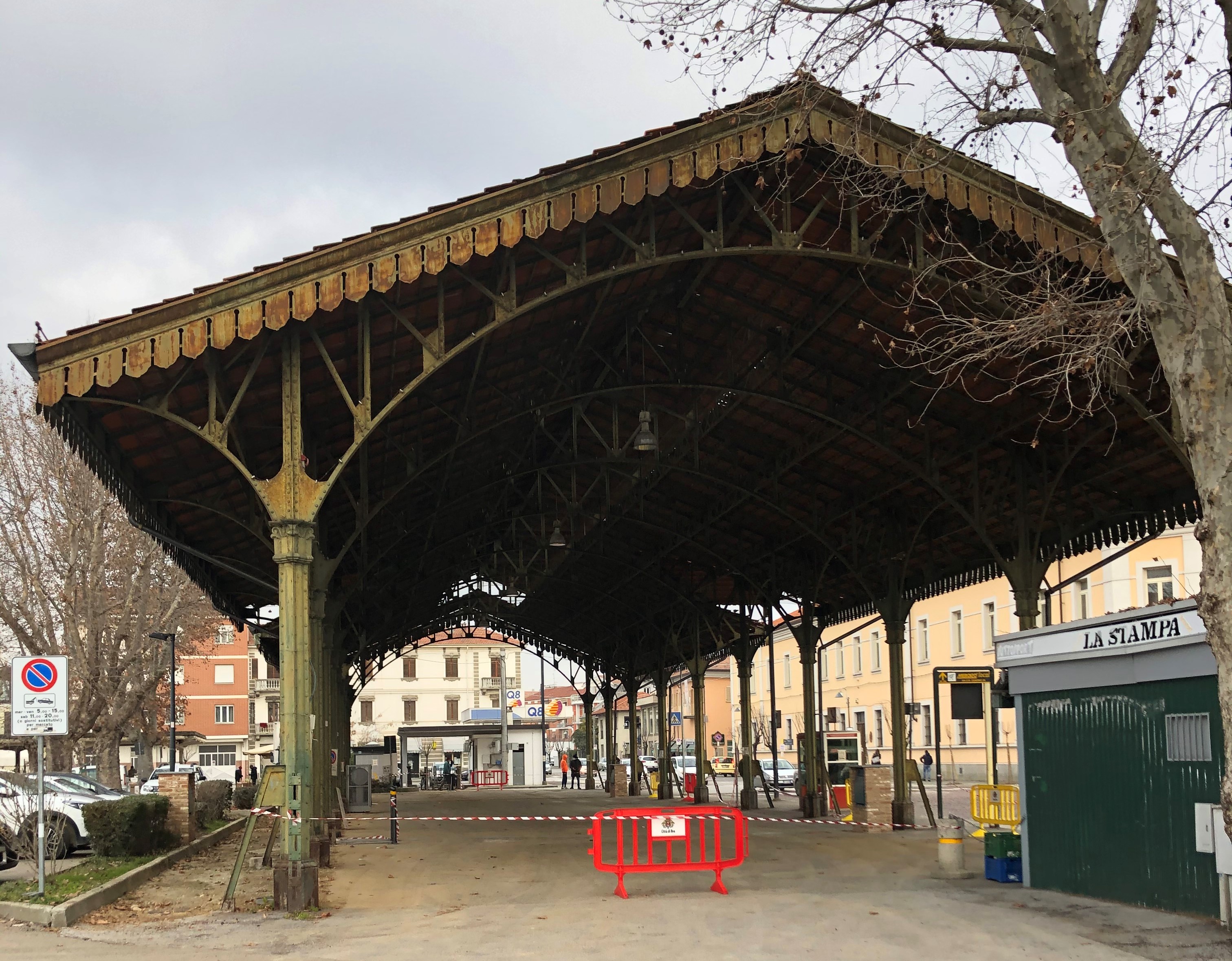 Bra restaura la tettoria in ferro del mercato di piazza Giolitti