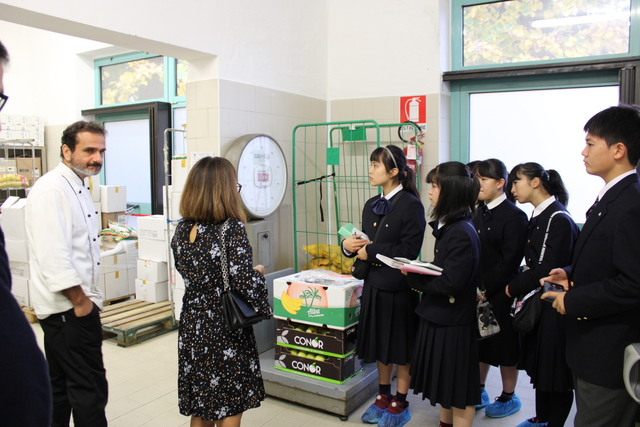 Bra, studenti dal Giappone in visita alla mensa comunale