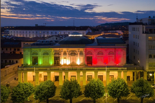  Bra: anche il teatro Politeama Boglione si illumina con il tricolore