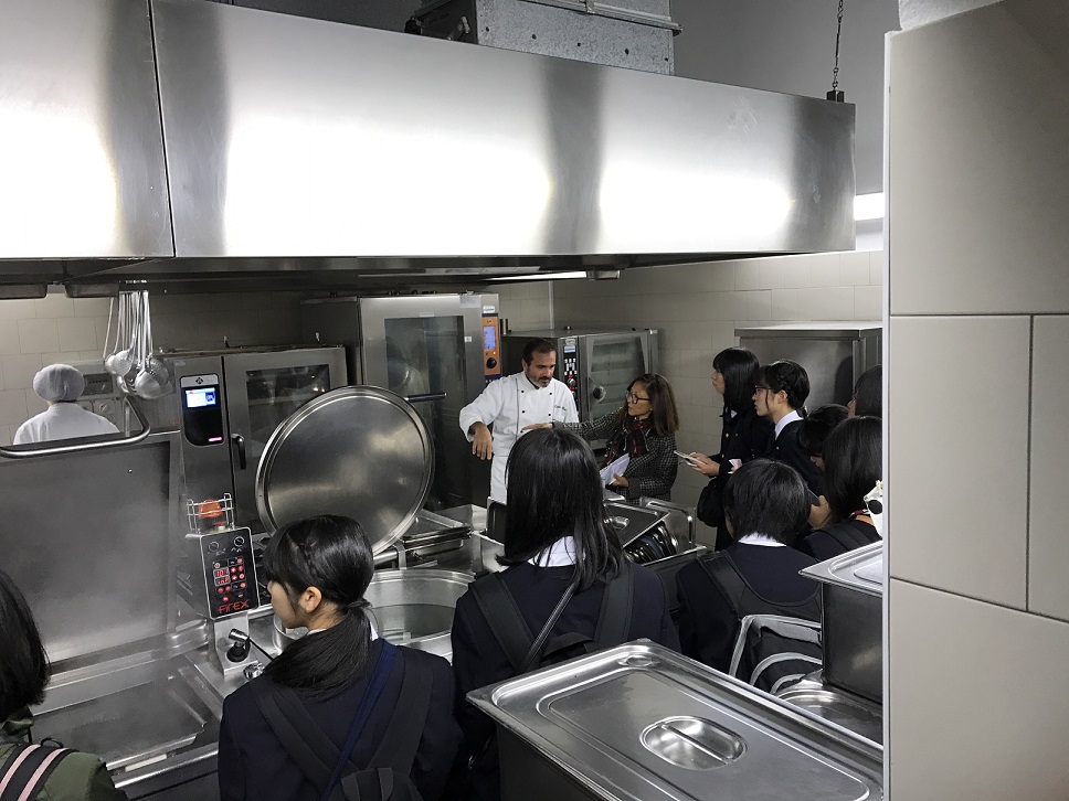 Studentesse dal Giappone in visita alla mensa comunale