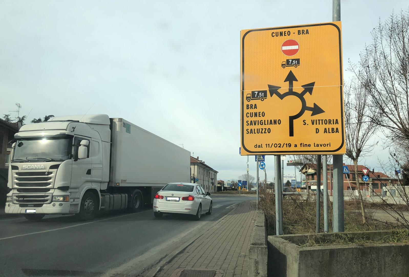 Dall'11 febbraio lavori per la nuova rotonda tra via Cuneo e via Cherasco. Modifiche alla viabilità