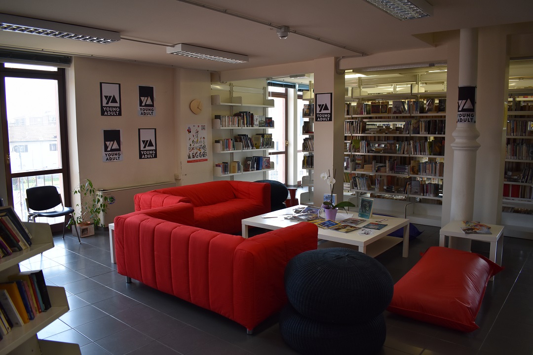 In biblioteca c'è la sezione Young Adult